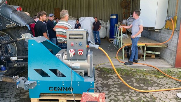 Thomas Feierabend (rechts) erklärt die Funktionsweise des zapfwellenbetriebenen Notstromgenerators, der einen genügend starken Traktor voraussetzt. Rechts der Anschluss an den Elektro-Hauptverteilkasten. 