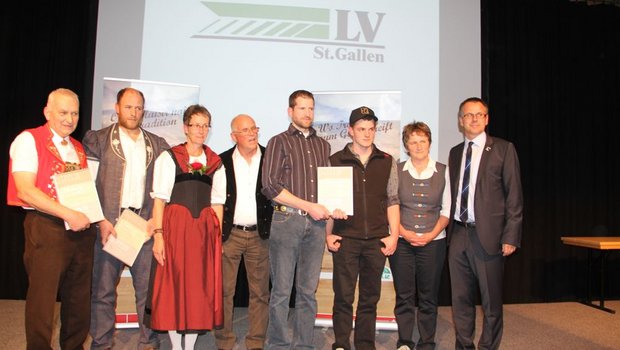 1. Preisträger aller Kategorien der 14. OLMA Alpkäse-Prämierung: von links nach rechts: Othmar Manser (1. Preis Halbhartkäse), Laurent Gachet (1. Preis Hartkäse), Rebekka und Peter Ryter-Hofer (1. Preis Hobelkäse), Martin Stadelmann und Thomas Schacher (1. Preis Mutschli), Claudia Arnold-Aregger (1. Preis Schaf- und Ziegenkäse) sowie Markus Hobi (Jury- Vorsitz). (Bild: chw)