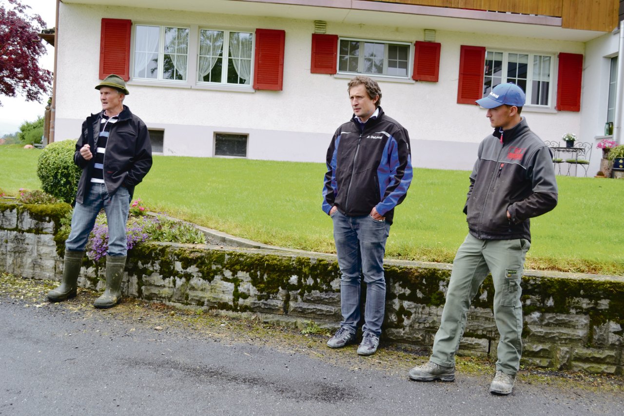 Der Betriebsleiter Andreas Bucher (links) und sein Sohn Lukas (rechts) mit Urs Schmid von DeLaval.