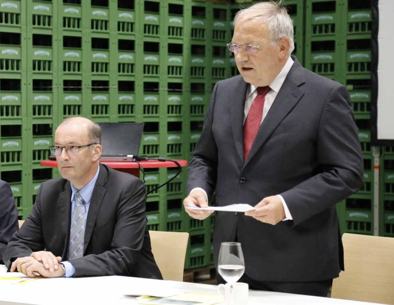 SBV-Präsident Markus Ritter (l.) an einer Medienkonferenz mit Bundesrat Johann Schneider-Ammann im Vorfeld der Abstimmung über die Ernähungssicherheit. (Bild lid)