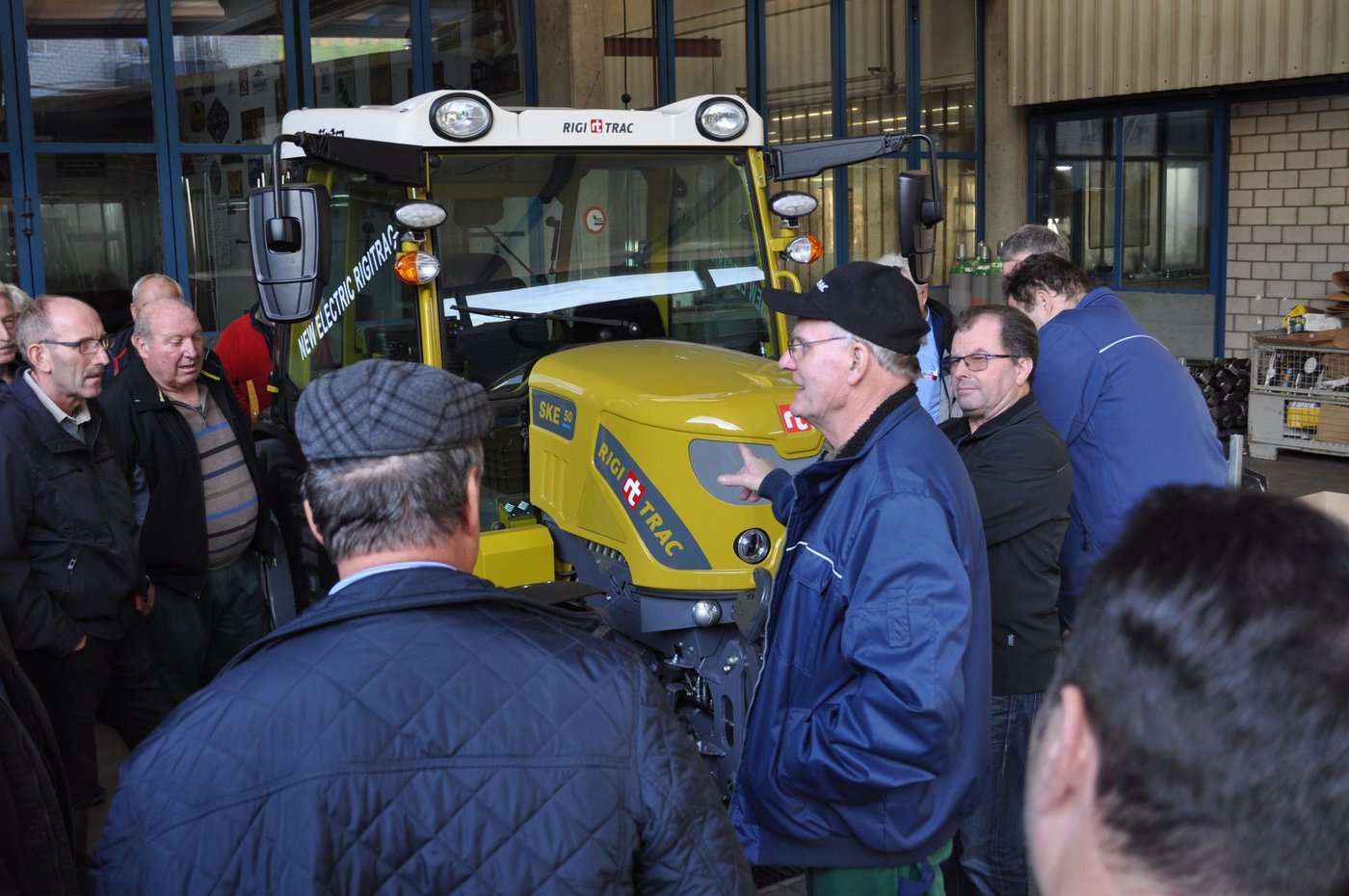 Sepp Knüsel mit dem jünsten Kind, dem elektrischen Rigitrac.