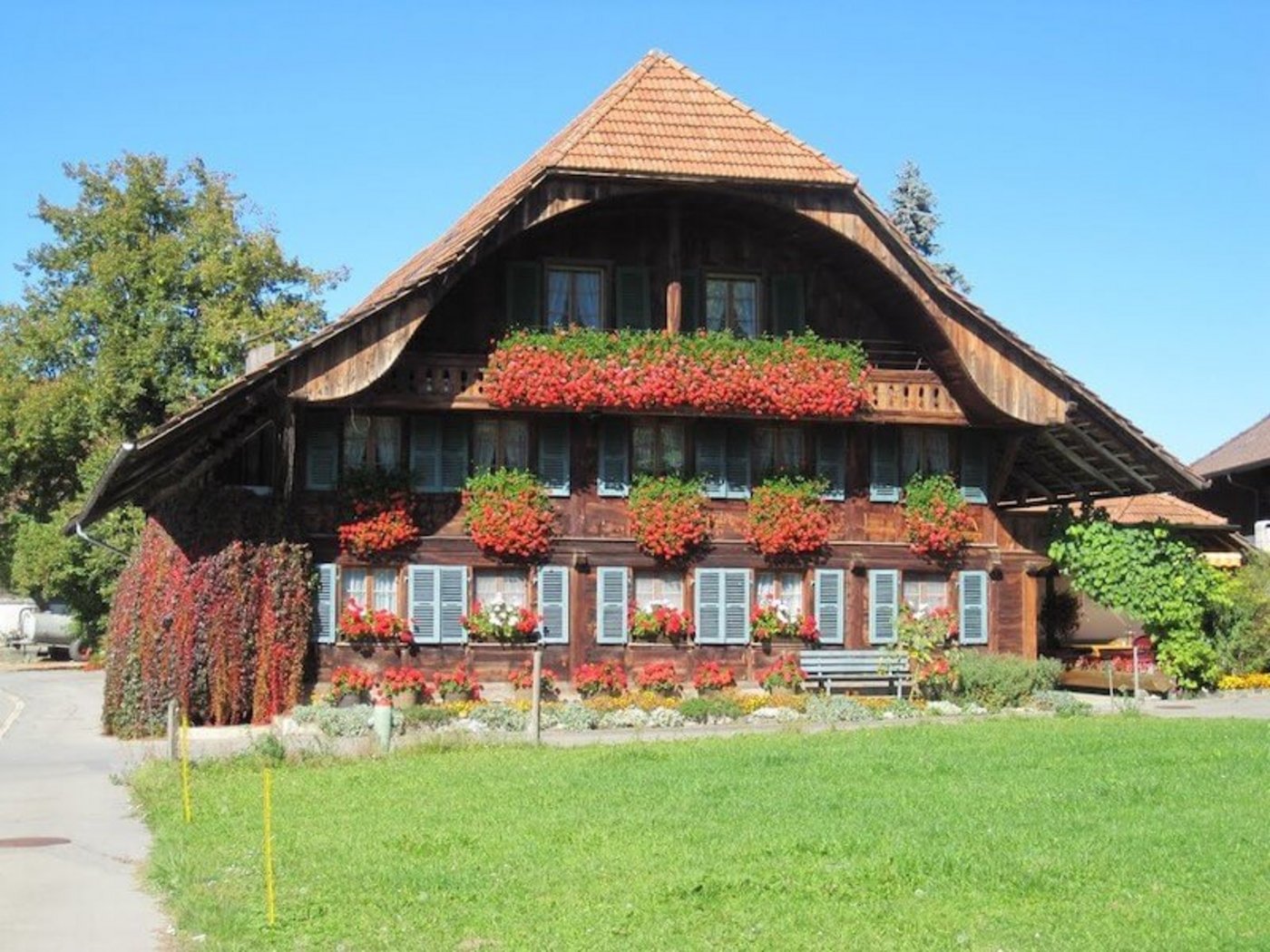 Im stattlichen Bauernhaus wohnen beide Generationen, in getrennten Haushalten. (Bild lid)