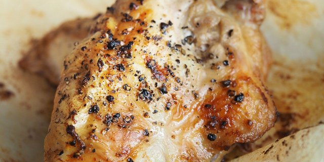 Zuhause kocht man anders, als man im Restaurant bestellen würde. Z. B. Pouletfleisch nach einem Rezept aus dem Internet. (Bild dbreen / Pixabay)