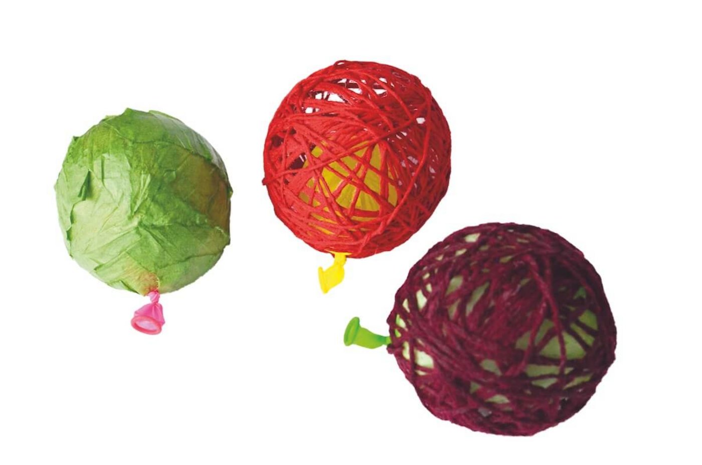 Zum Basteln der Lichterkette brauchst du Wasserballone und eine LED-Lichterkette. (Foto: Pia Bertsch)