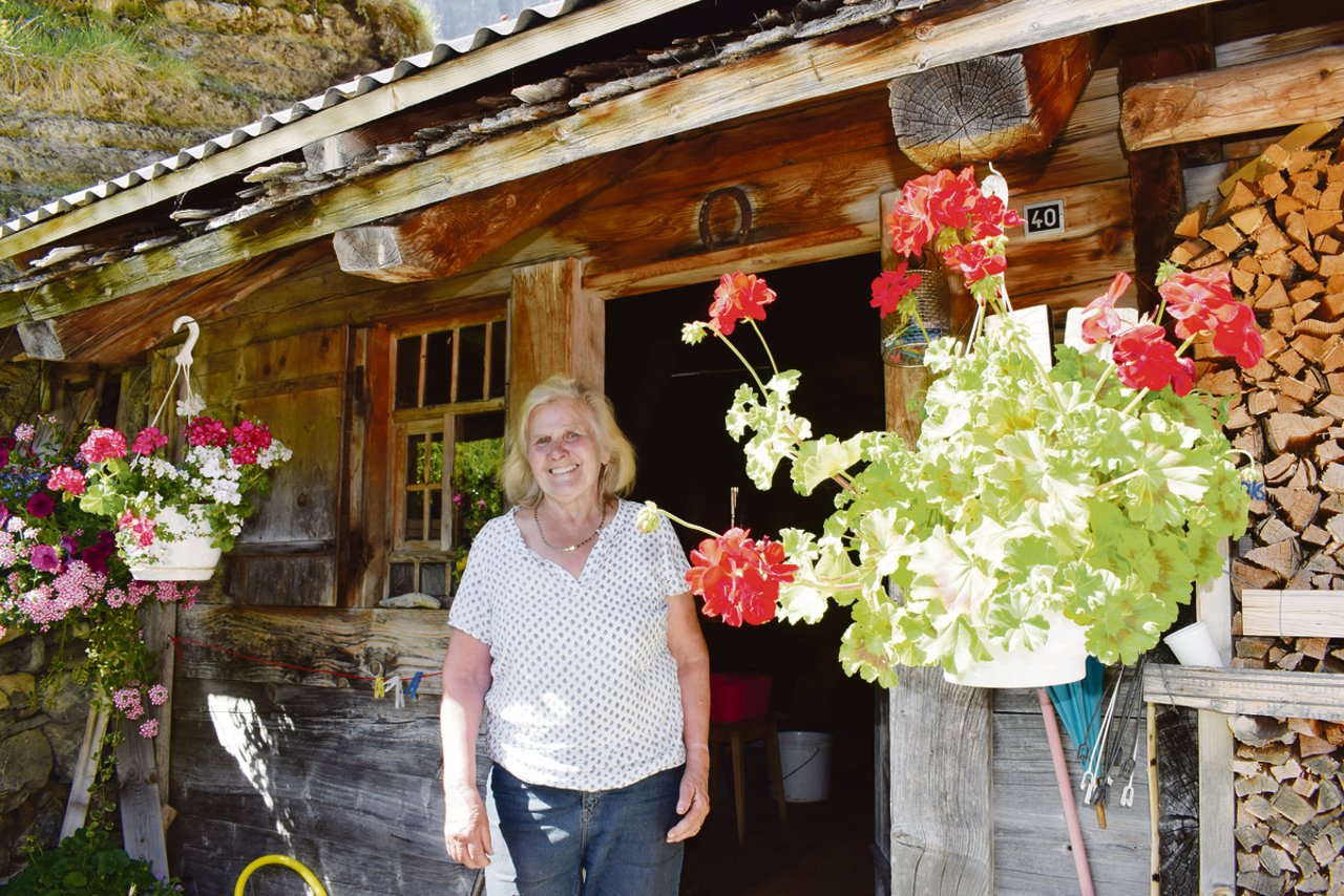 Berti Wandfluh vor dem bescheidenen Häuschen auf der Vorweide der Ueschine. Hierher nimmt sie auch ihre Geranien mit, denn sie liebt Blumen. (Bild Daniela Joder)
