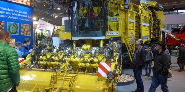 Ein 6-reihiger Rübenroder von Ropa als Beispiel für die anhaltende Tendenz zur Grösse in der Landtechnik. (Bild akr)