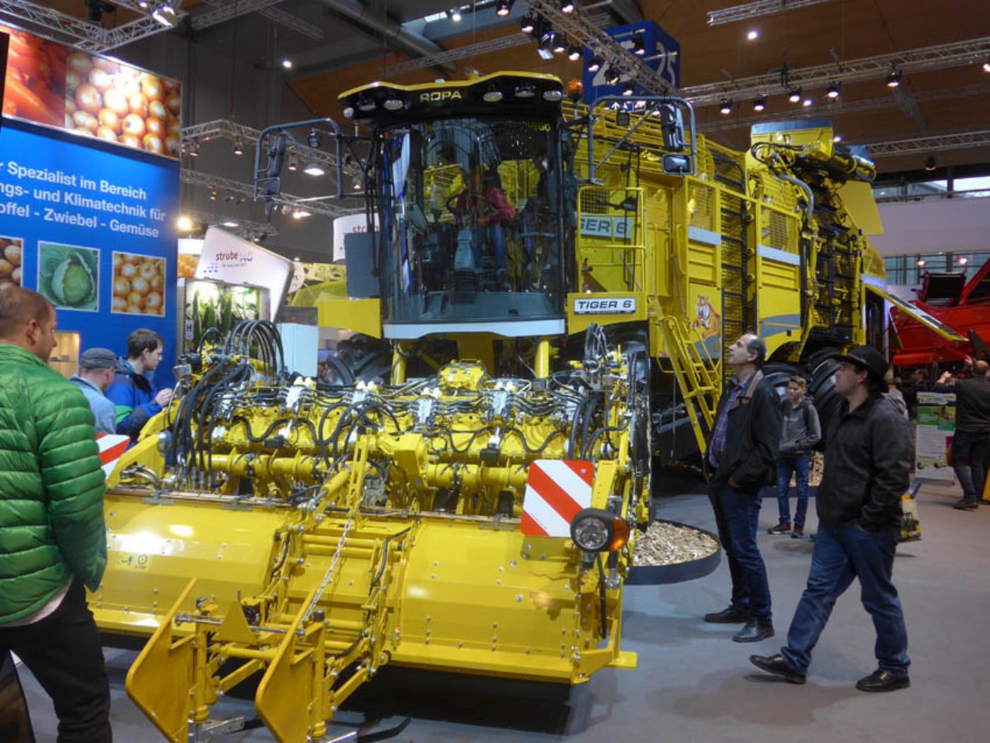 Ein 6-reihiger Rübenroder von Ropa als Beispiel für die anhaltende Tendenz zur Grösse in der Landtechnik. (Bild akr)