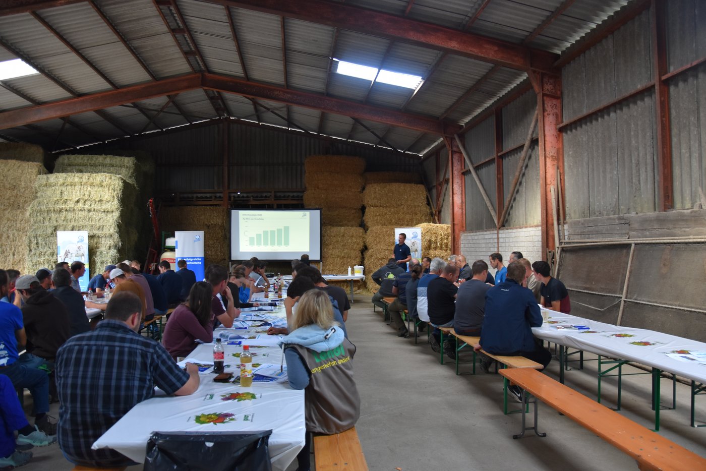 Ein ungewöhnlicher Anblick: Eine Versammlung von vielen Leuten an Landi-Tischen sitzend. Hier in der UHS-Tagung in Derendingen, Solothurn. (Bild sjh)