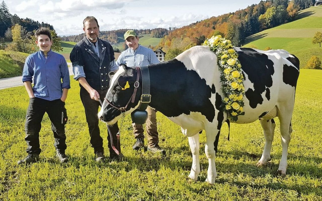 Urs Bernhard mit seinen Söhnen Ron und Nils. An der Halfter hält er sein Geburtstagsgeschenk zu seinem 50-Jährigen, die Kuh Bad Kenia. 