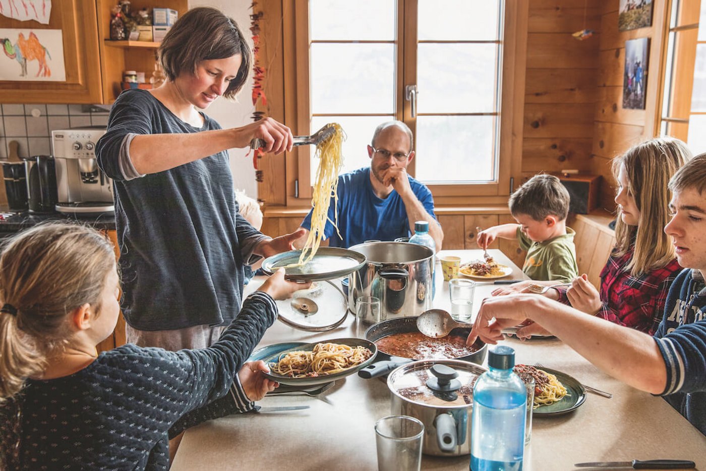 Der grosse Tisch in der Wohnküche des Bauernhauses ist das Zentrum des Wohnbereichts. (Foto: Johanna Bossart)