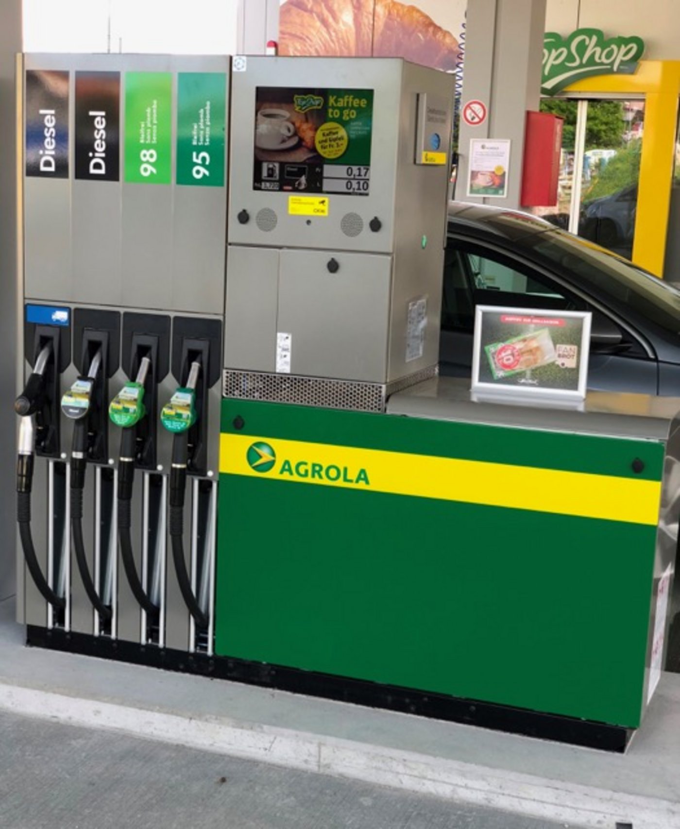 Ein Blick auf die neue Tankstelle in Konolfingen, dahinter der Eingang zum TopShop. (Bild zVg)