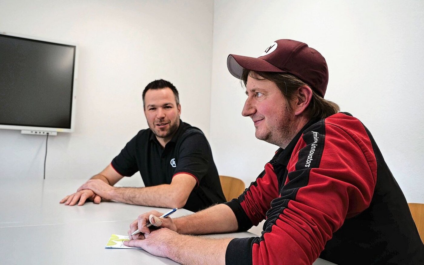 «Repetitive Arbeiten wie die Boxenpflege müssten auch automatisiert werden können», sagt Marcel Krieg (rechts im Bild), daneben: Fabian Fischer.