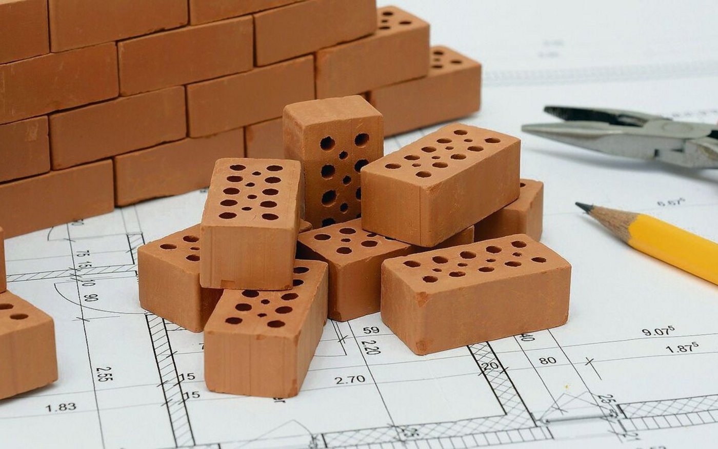 Baubehörden können nicht hellsehen. Also nicht einfach die Pläne abgeben, sondern das Bauvorhaben beschreiben und auch die Standortwahl begründen.