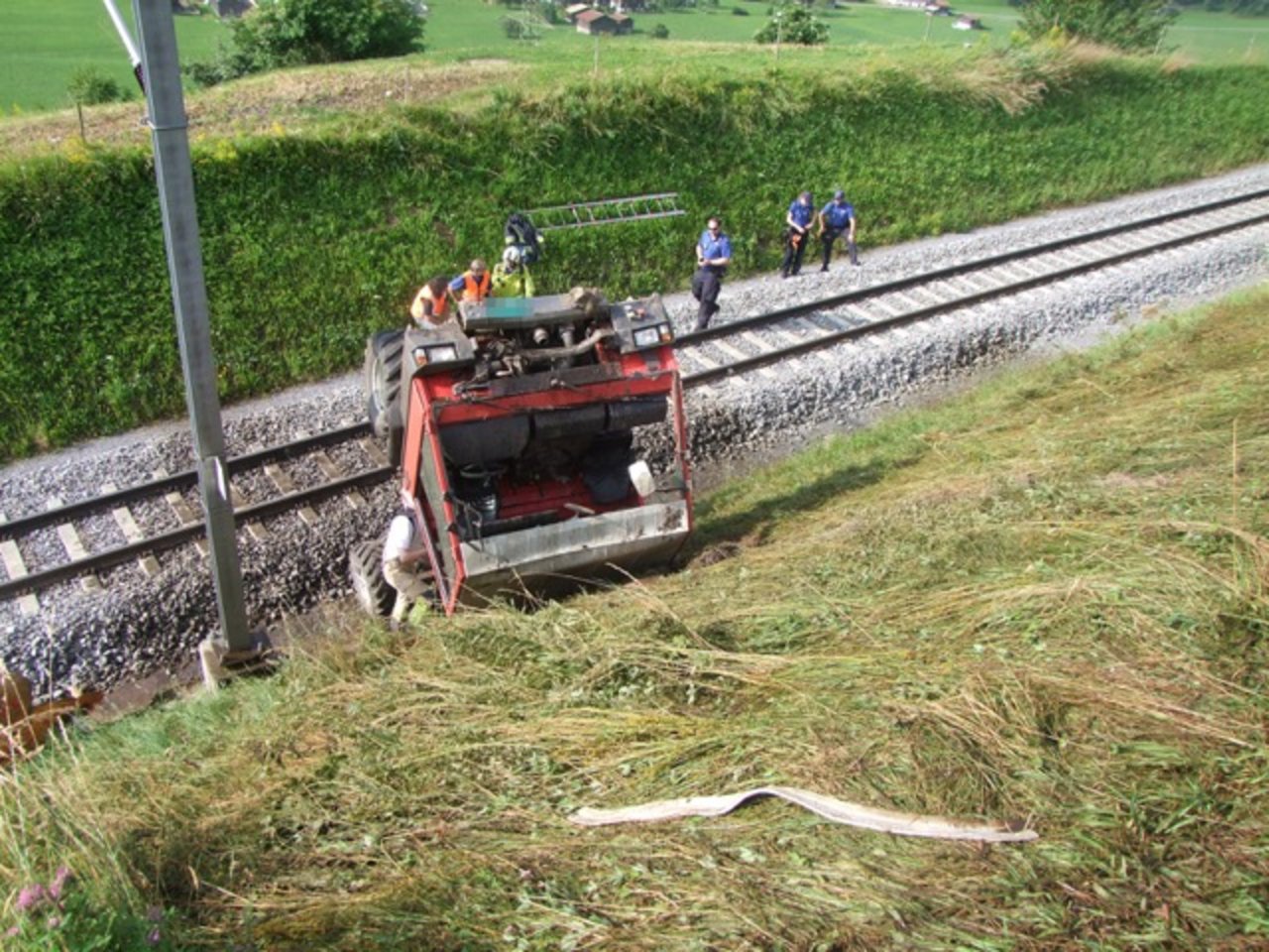 Im Juli überschlug sich ein Landwirt mit seinem Motorkarren im bündnerischen Sumvitg neben das Trassee der Rhätischen Bahn und wurde schwer verletzt. (Bild Kapo GR)