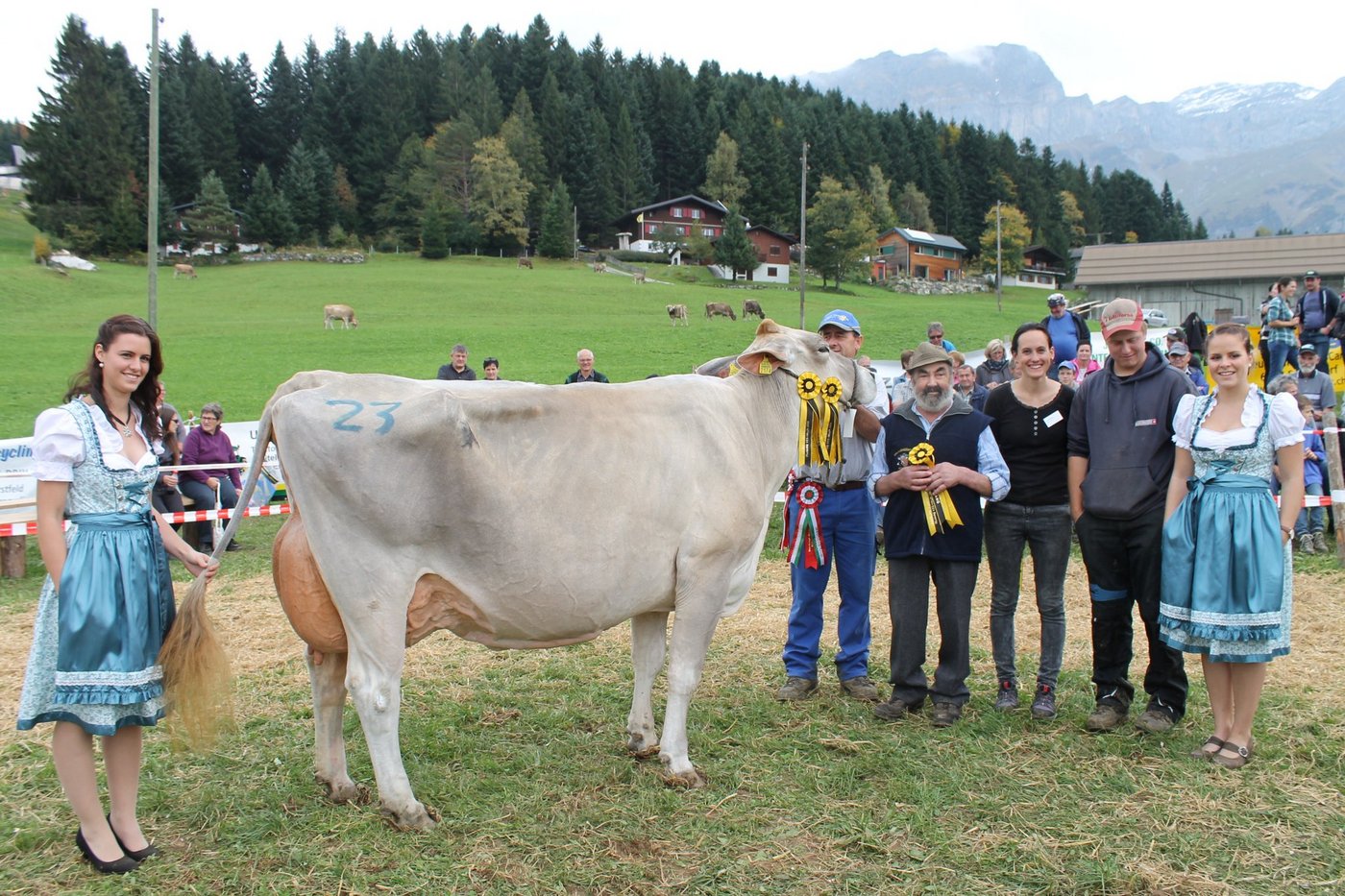 Miss Haldi Eros Elli von OK-Präsident Hanssepp Gisler. (Bilder Robi Kuster)