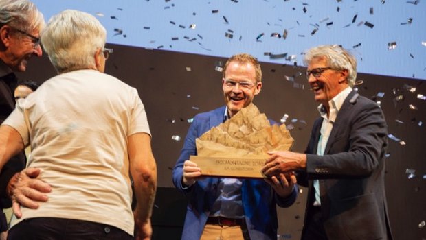 Die Gewinner des Prix Montagne 2018: La Conditoria aus Sedrun/GR. Reto Schmid, Inhaber der Conditoria, nimmt von Jury-Präsident Bernhard Russi den Preis entgegen. (Bild Schweizer Berghilfe)