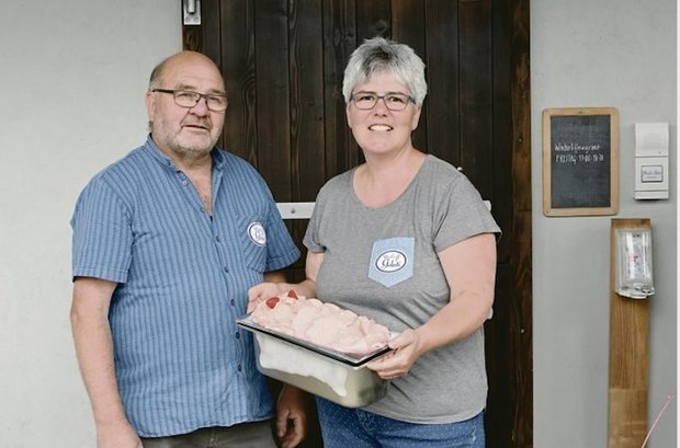 Porträt: Gemüse und Glace passen gut zusammen Muck und Ursula Jampen haben sich mit ihrer eigenen Gelateria einen Traum erfüllt, der auf viel Nachfrage trifft. (Bild aw)