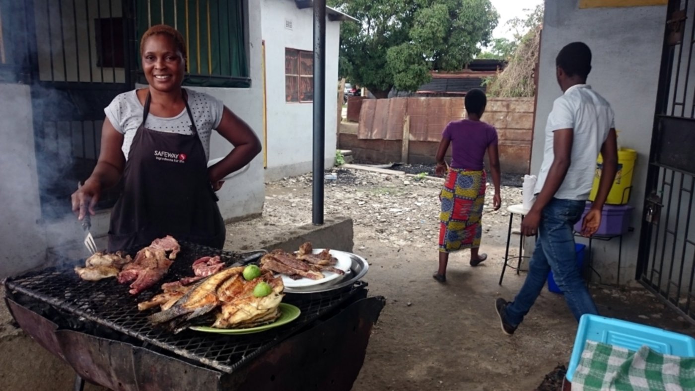 Heisshunger auf tierische Proteine. Hier Brachse aus dem Lake Kariba, zubereitet von meiner Lieblingsköchin in Thorn Park/Lusaka, wo viele städtische Angestellte zu Mittag essen. Angeblich bin ich der zweite Muzungu-Gast überhaupt und der einzige weisse Stammgast. (Bilder Markus Schär)