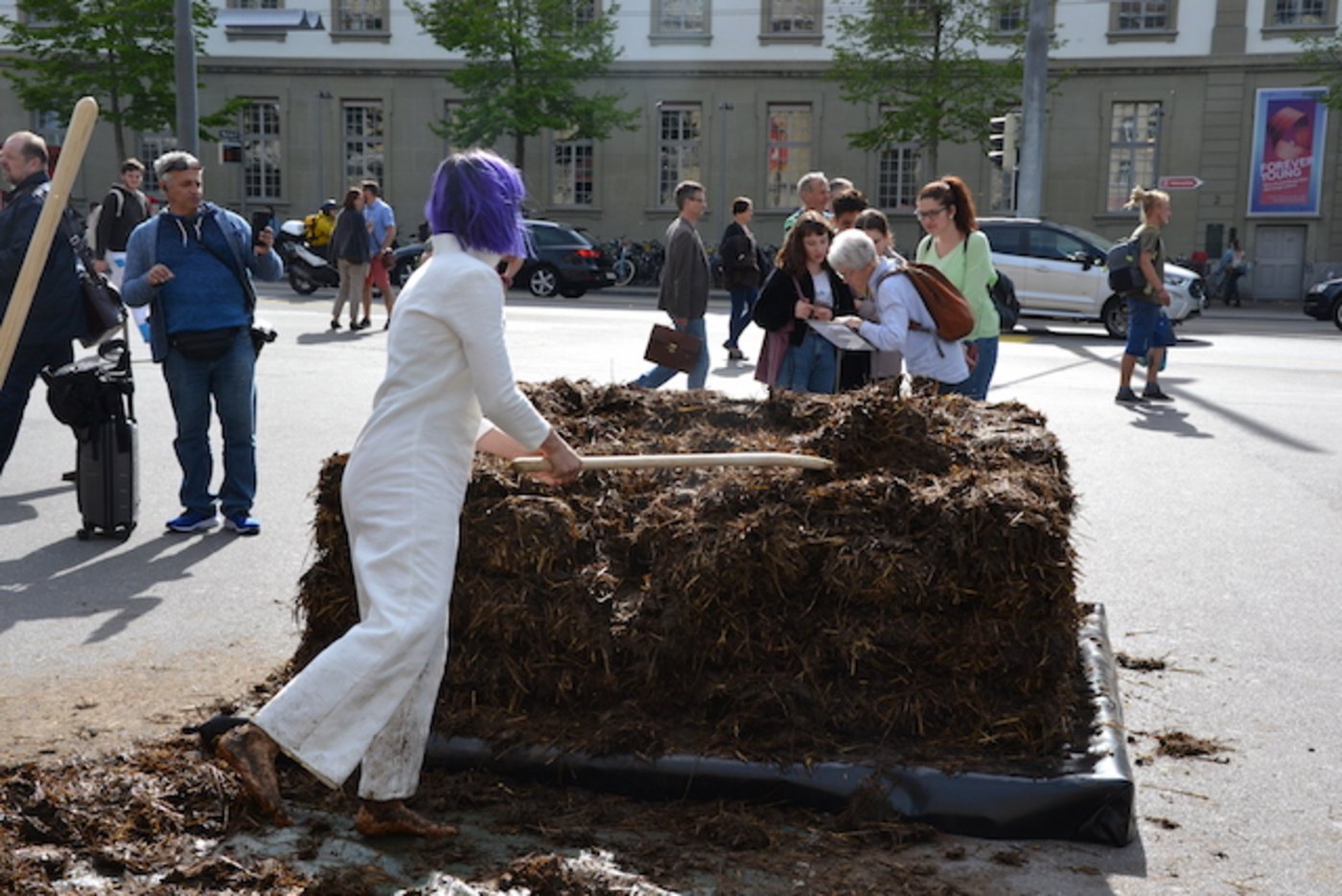 Der Stapel wächst mit jeder Gabel und stösst auf reges Interesse bei den Passanten. (Bild jsc)