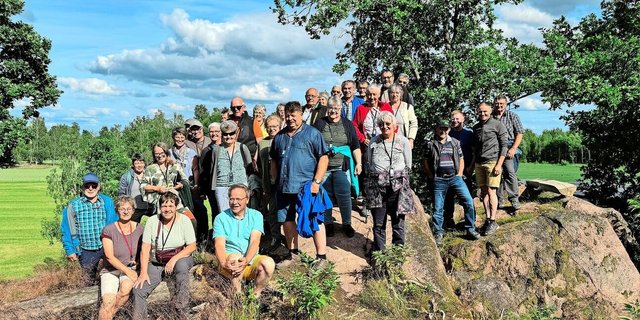 Gruppenfoto der Reisegruppe auf dem Betrieb von Erik Terje Garberg (vorn, Vierter von links, sitzend). Der ehemalige Molkereidirektor übernahm vor 16 Jahren einen Landwirtschaftsbetrieb. Heute hält er Ziegen und produziert in seiner Kleinstmolkerei exklusive Käsespezialitäten und Butter. 