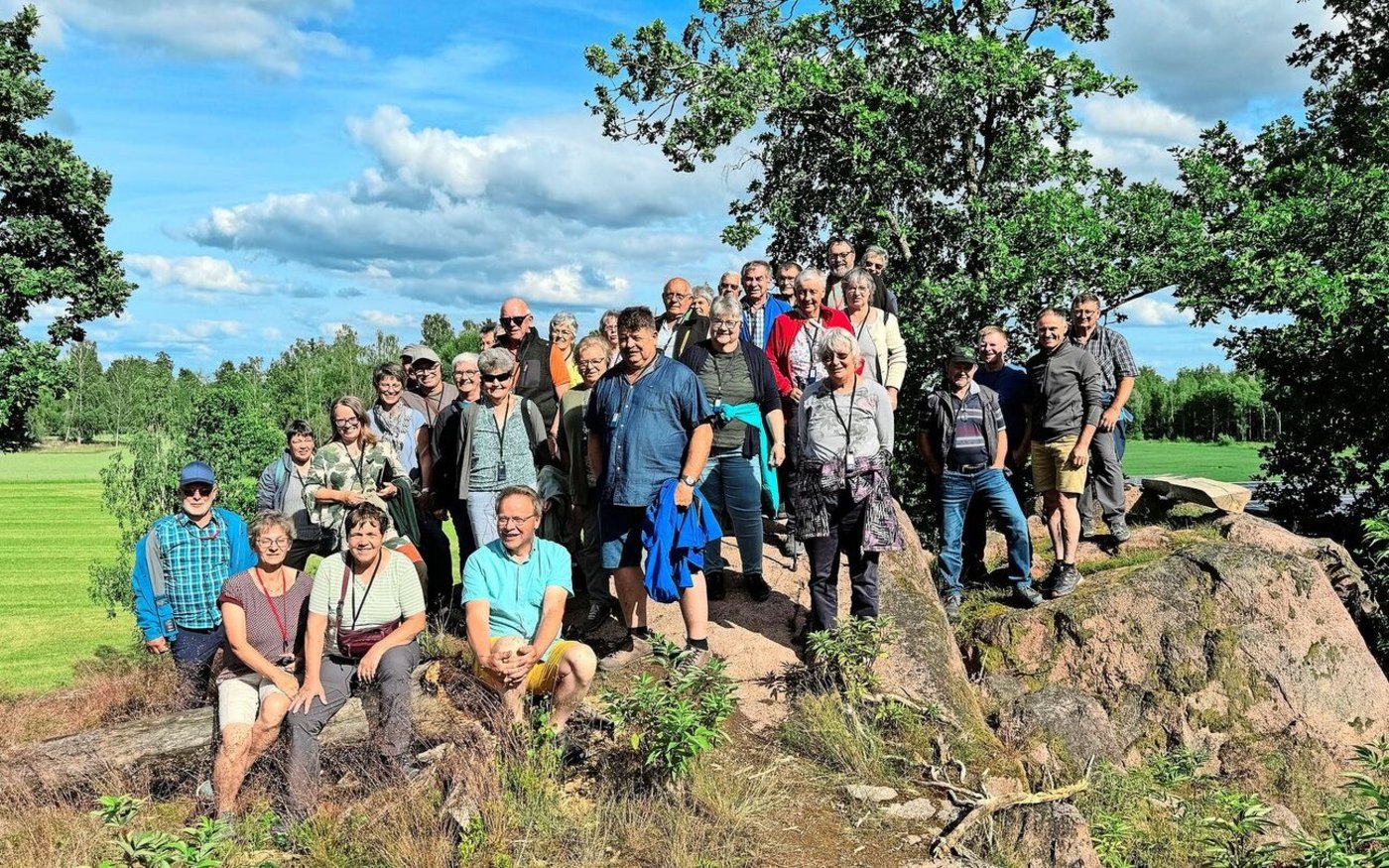 Gruppenfoto der Reisegruppe auf dem Betrieb von Erik Terje Garberg (vorn, Vierter von links, sitzend). Der ehemalige Molkereidirektor übernahm vor 16 Jahren einen Landwirtschaftsbetrieb. Heute hält er Ziegen und produziert in seiner Kleinstmolkerei exklusive Käsespezialitäten und Butter. 