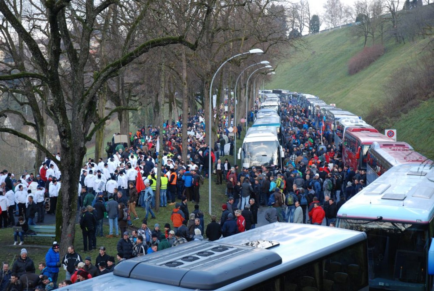 Besammlung am Aargauerstalden. Aus allen Ecken der Schweiz sind Cars nach Bern gefahren. 