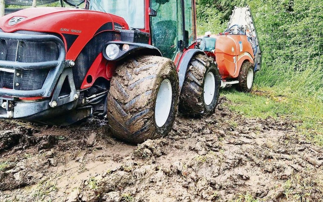 Trotz breiter Bereifung hinterliessen Zugmaschinen und Gebläsespritzen im nassen Frühjahr 2023 ihre Spuren. 