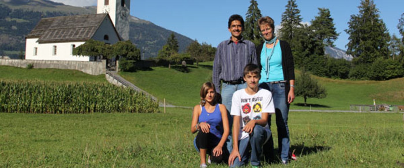 Von den rund 240 Einwohnern des kleinen Bündner Dorfes Versam arbeiten 60 Prozent in der Landwirtschaft. So auch die Familie Buchli: Ernst und Bernadette mit Tochter Larissa und Sohn Claudio berichten auf Facebook aus ihrem Leben. (Bild: SBV)