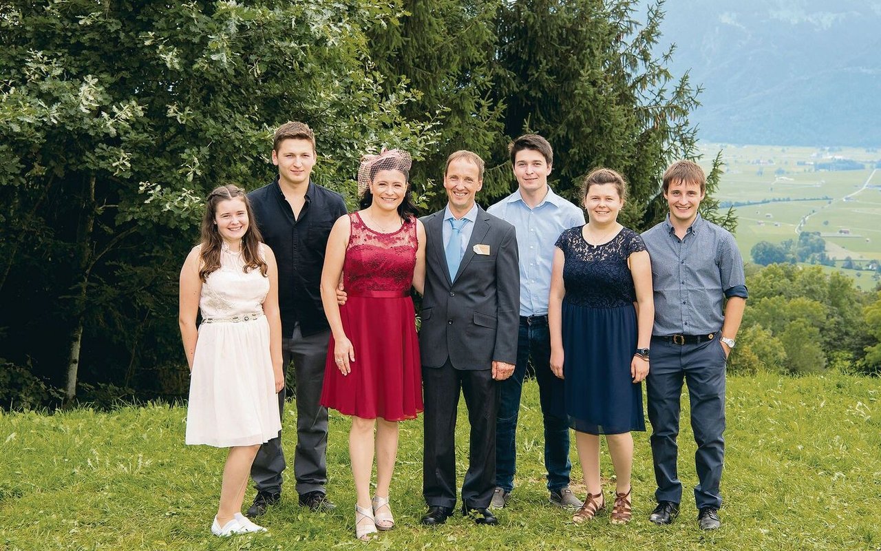Familie Zimmermann (v. l. n. r.): Jasmin, Andres, das Betriebsleiterpaar Verena und Martin, Christof, Elina und Manuel. 