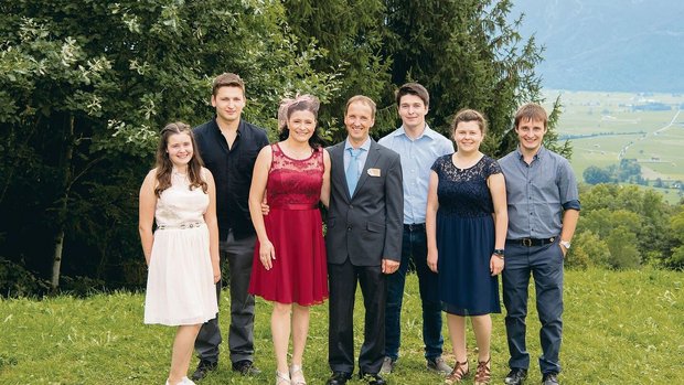 Familie Zimmermann (v. l. n. r.): Jasmin, Andres, das Betriebsleiterpaar Verena und Martin, Christof, Elina und Manuel.