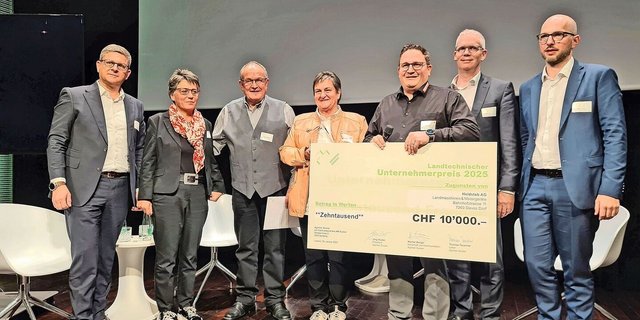 Hansruedi Heldstab und seine Eltern Heidi und Christian, freuen sich über den Unternehmerpreis «Agrotec Suisse 2025». Links Werner Berger, Christa Anliker, rechts Jörg Studer und Thomas Teuscher von Agrotec Suisse.