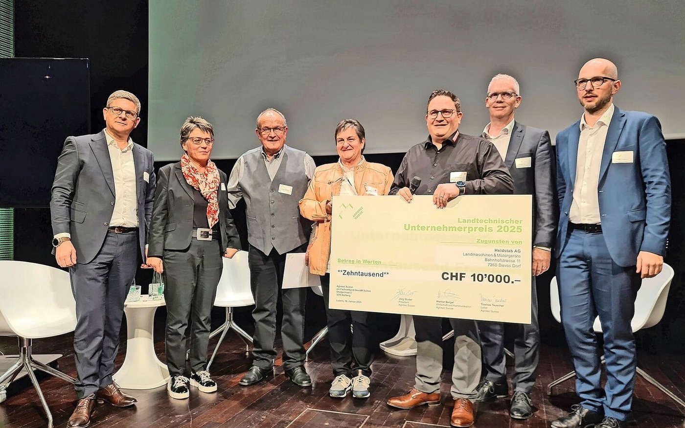 Hansruedi Heldstab und seine Eltern Heidi und Christian, freuen sich über den Unternehmerpreis «Agrotec Suisse 2025». Links Werner Berger, Christa Anliker, rechts Jörg Studer und Thomas Teuscher von Agrotec Suisse.
