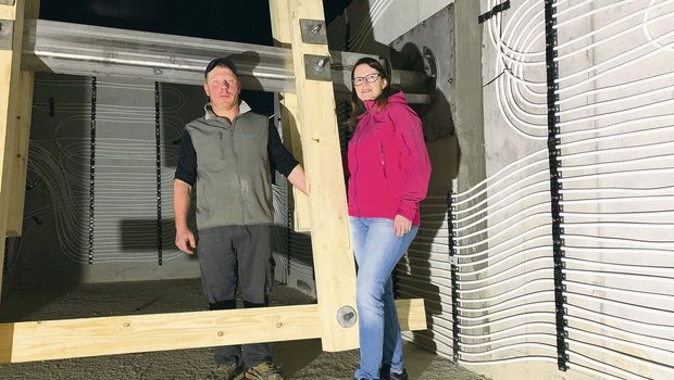 Ruth und Beat Bucher im mehrkammrigen Fermenterraum, der inzwischen bereits mit Gülle gefüllt ist. Die Heizungsrohre haben sie selbst verlegt. 