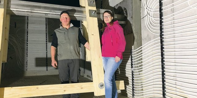 Ruth und Beat Bucher im mehrkammrigen Fermenterraum, der inzwischen bereits mit Gülle gefüllt ist. Die Heizungsrohre haben sie selbst verlegt. 
