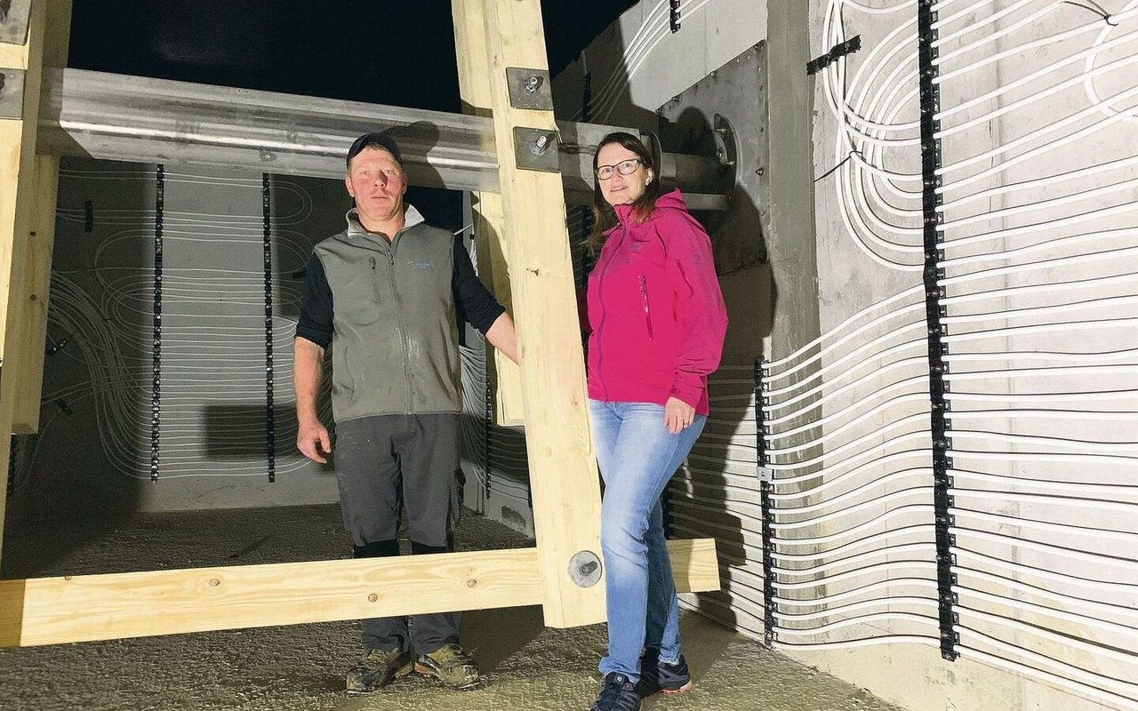 Ruth und Beat Bucher im mehrkammrigen Fermenterraum, der inzwischen bereits mit Gülle gefüllt ist. Die Heizungsrohre haben sie selbst verlegt. 