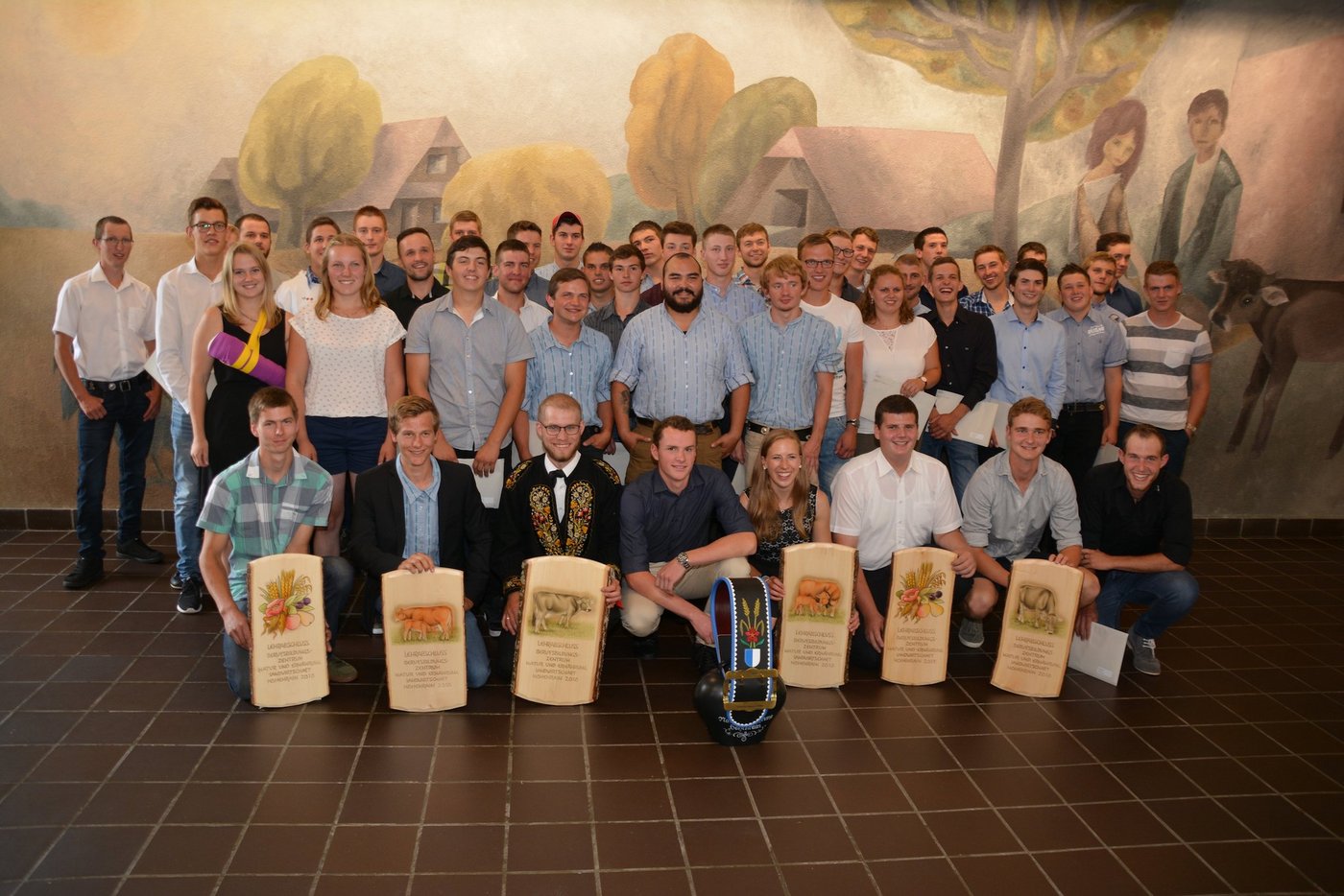 Die 43 frisch diplomierten Landwirtinnen und Landwirte freuen sich über ihren Abschluss. (Bilder js)