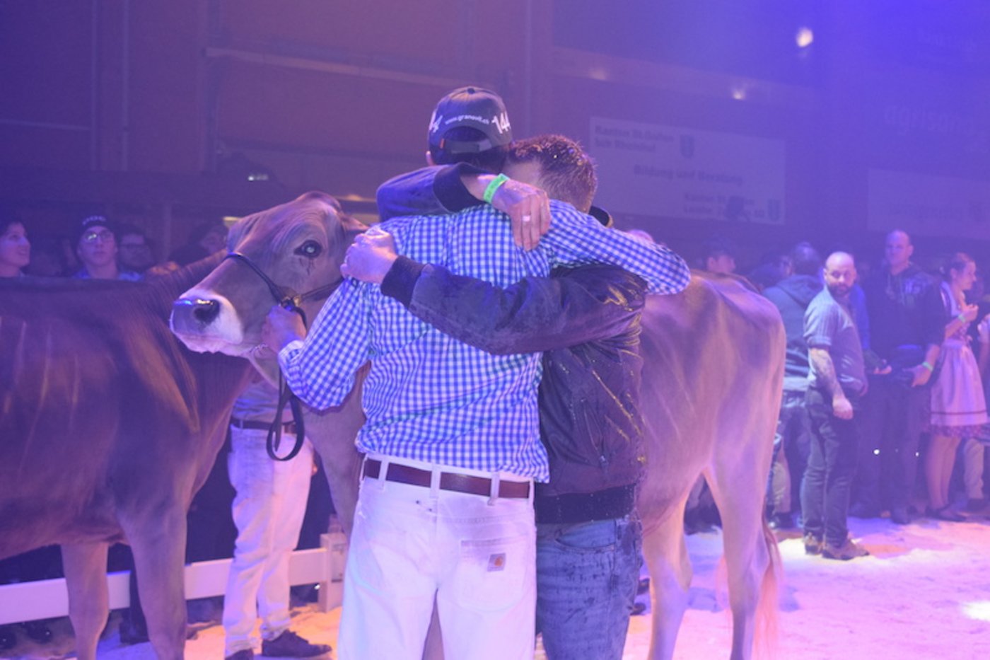 Vorführer und Besitzer von Blexy liegen sich nach dem Sieg in den Armen.