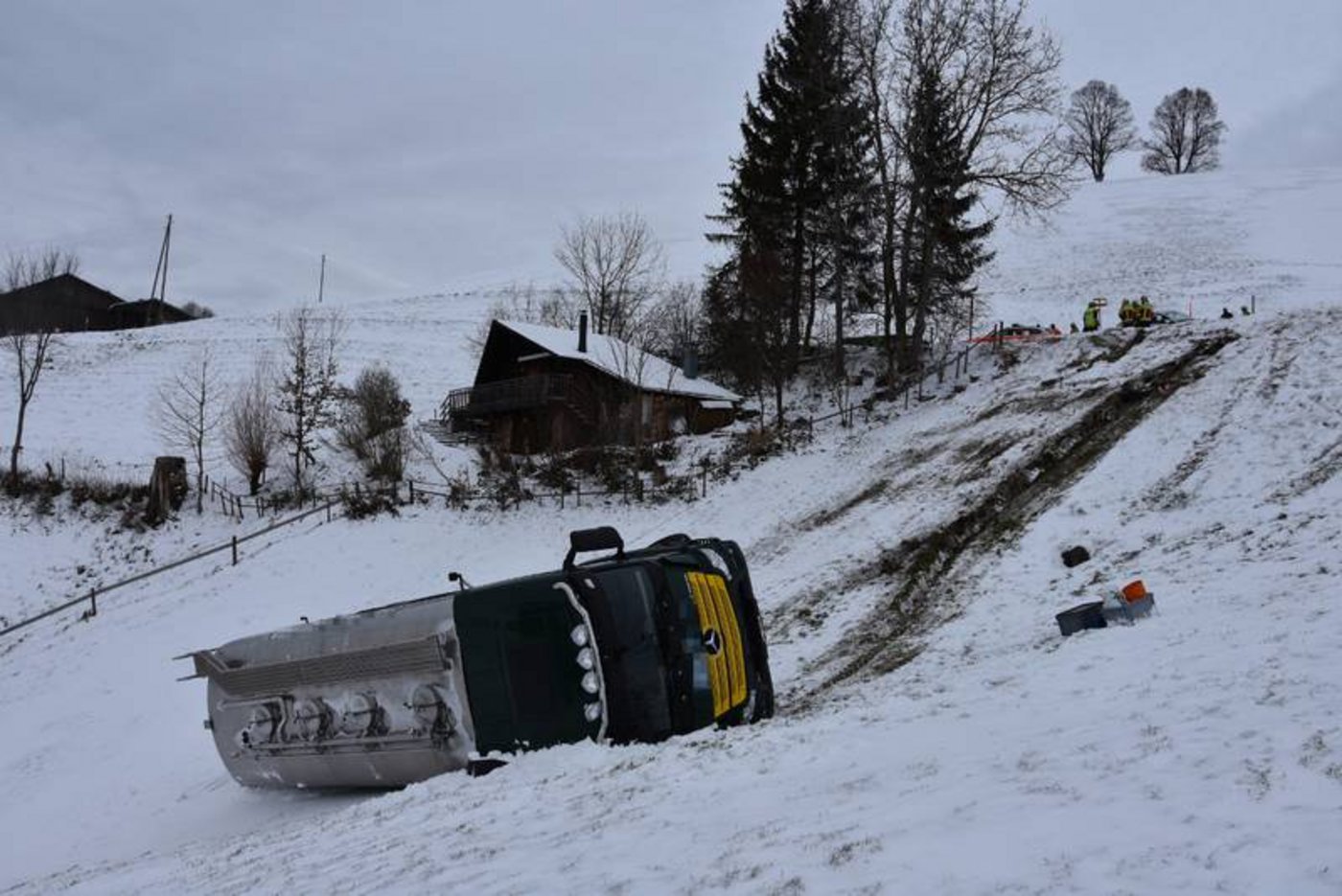 Der Milchlaster blieb auf der Seite liegen. (Bild Kapo SG)