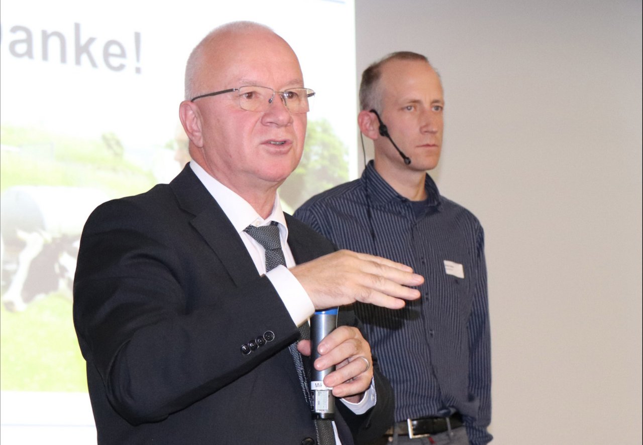 BLW-Direktor Bernard Lehmann hofft auf mehr Humus in den Böden, welche als CO2-Speicher fungieren. Im Hintergrund Simon Gisler, Geschäftsführer von Agrocleantech. (Alle Bilder zVg)