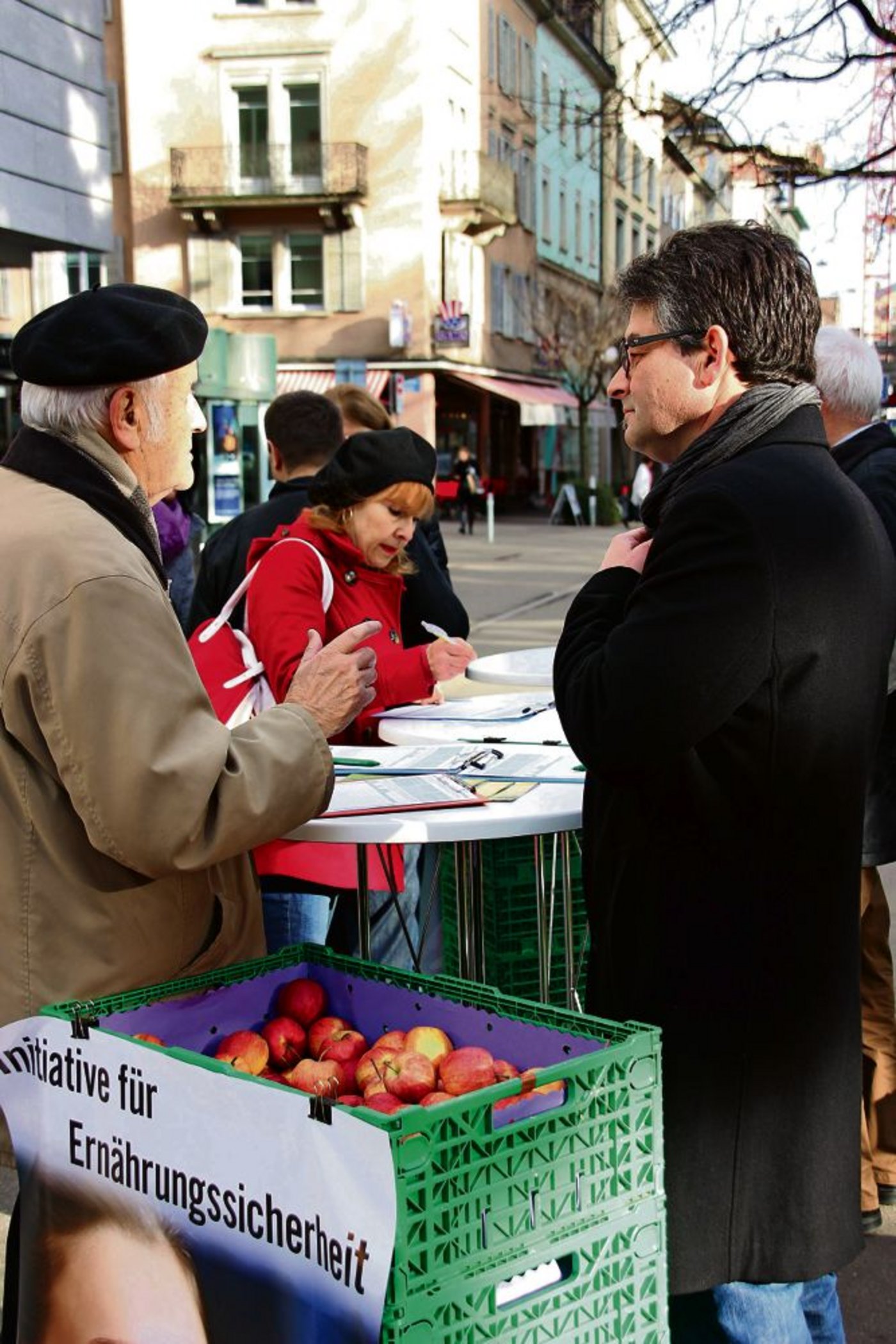 An Zürichs Bahnhofstrasse warb Martin Haab vom ZBV (rechts).