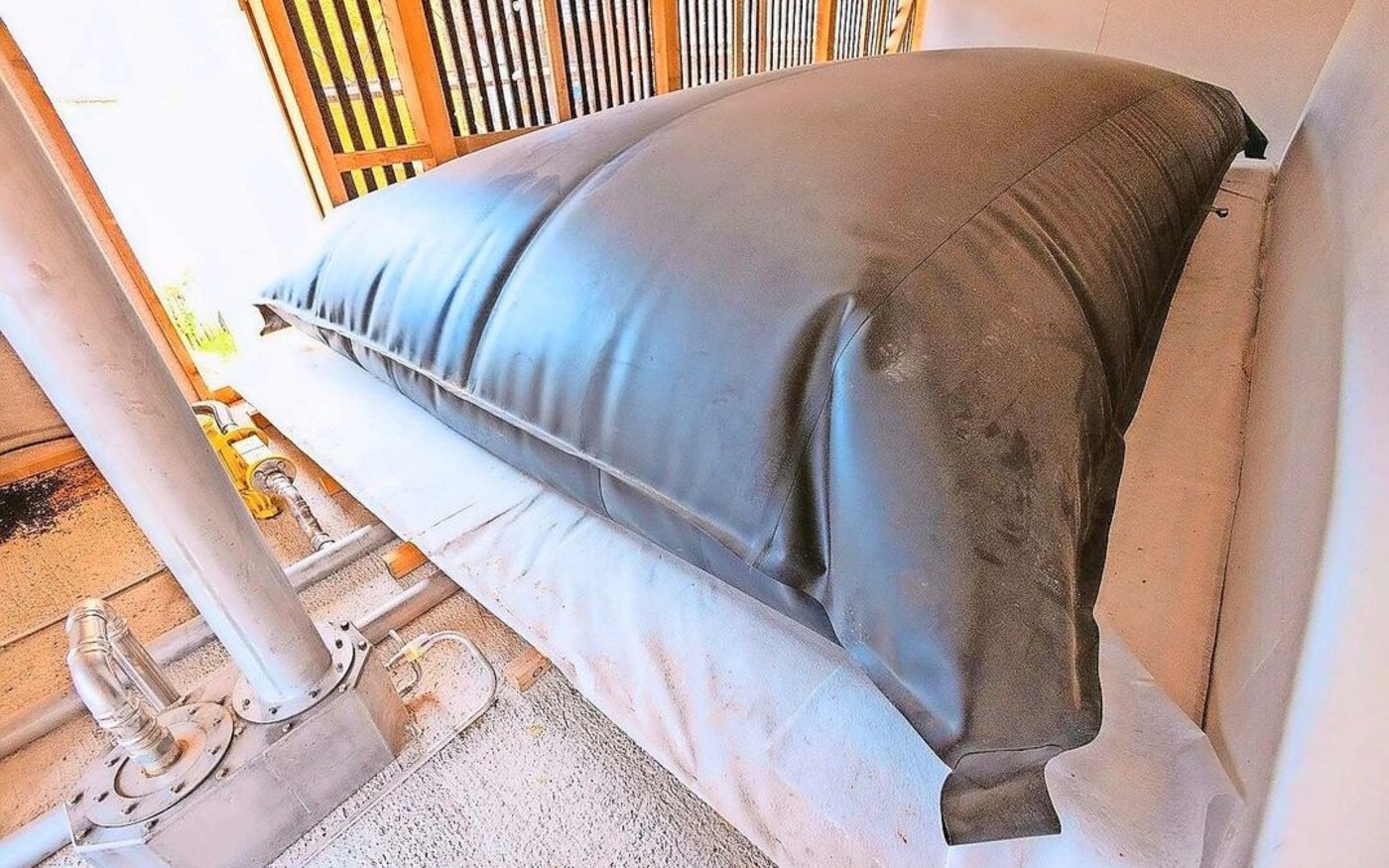 In diesem Ballon sammelt sich das Gas aus einer kleinen Biogasanlage, um anschliessend in einem Blockheizkraftwert zu Strom zu werden.