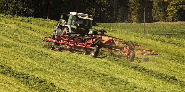Der Landwirt geriet unter seinen Traktor, als dieser am Hang umkippte. (Bild pixabay)