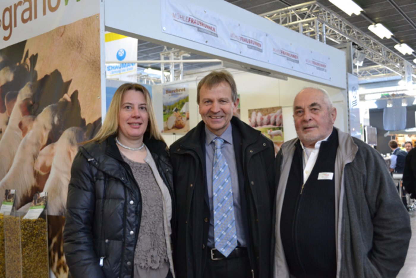 Erich von Siebenthal (mitte) Nationalrat mit Madeleine Amstutz, Grossrätin, und Christian Oesch, Altgrossrat aus dem Eriz, auf dem Messerundgang. (Bild jba)