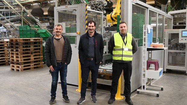 Jörg Schär (Fenaco), Klaus Meier (Steffen-Ris) und Daniel Studer von Twin Automation vor der neuen Roboterzelle im Packzentrum in Bätterkinden (Bilder jba)
