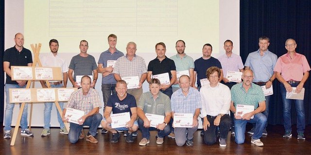 Die von Swissherdbook anlässlich der Luzerner Delegiertenversammlung in Wolhusen geehrten 100 000er-Züchter. Darunter auch Präsident Ludwig Grüter (vorne, 3. v. l.)