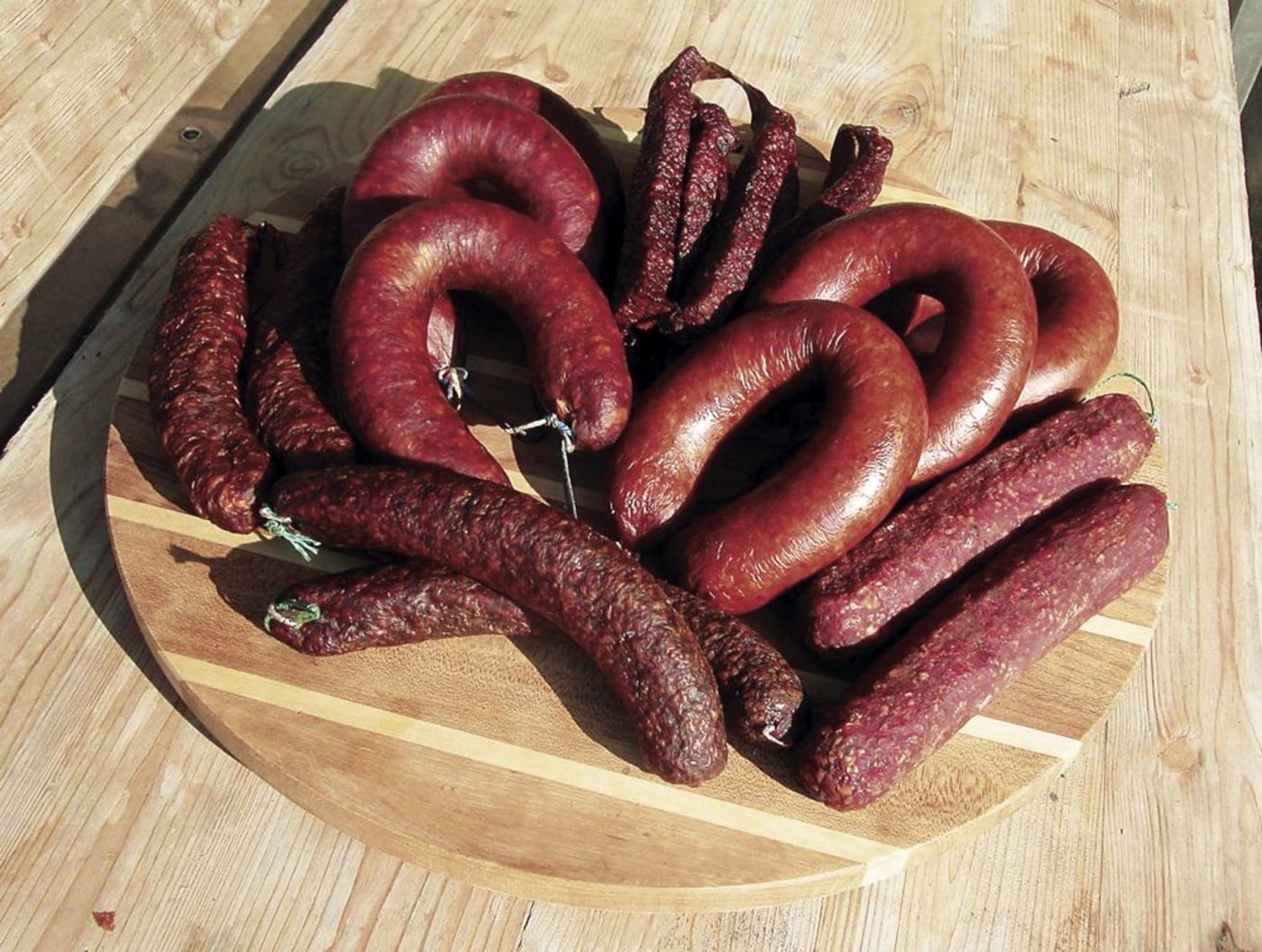 Würste – ob geräuchert oder nicht – sind eine schmackhafte und vielseitig verwendbare Fleischspezialität. (Bild: Proviande)