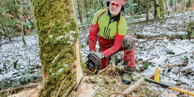 Der 17-jährige Florian Schürch aus Kirchberg BE macht sein 2. Lehrjahr EFZ Landwirt bei Familie Bürgi in Limpach BE. (Bild Bürgi)
