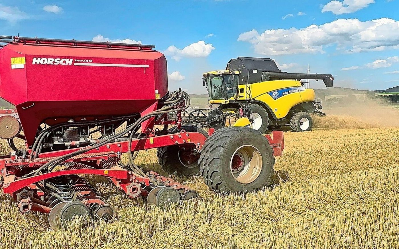 Direktsaatmaschine und Drescher sind gleichzeitig auf dem Feld – dieses Bild gilt in der konservierenden Landwirtschaft als sehr erstrebenswert.