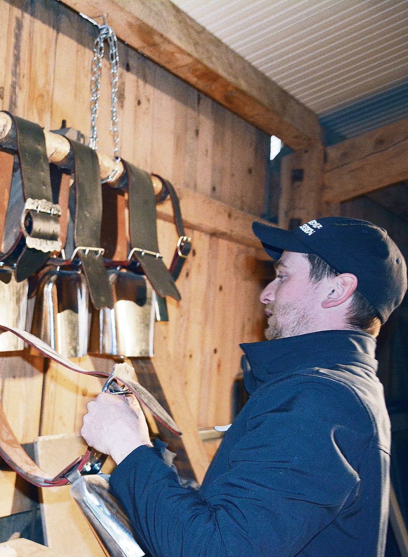 Winterarbeit: Peter Zemp fertigt Treicheln an.