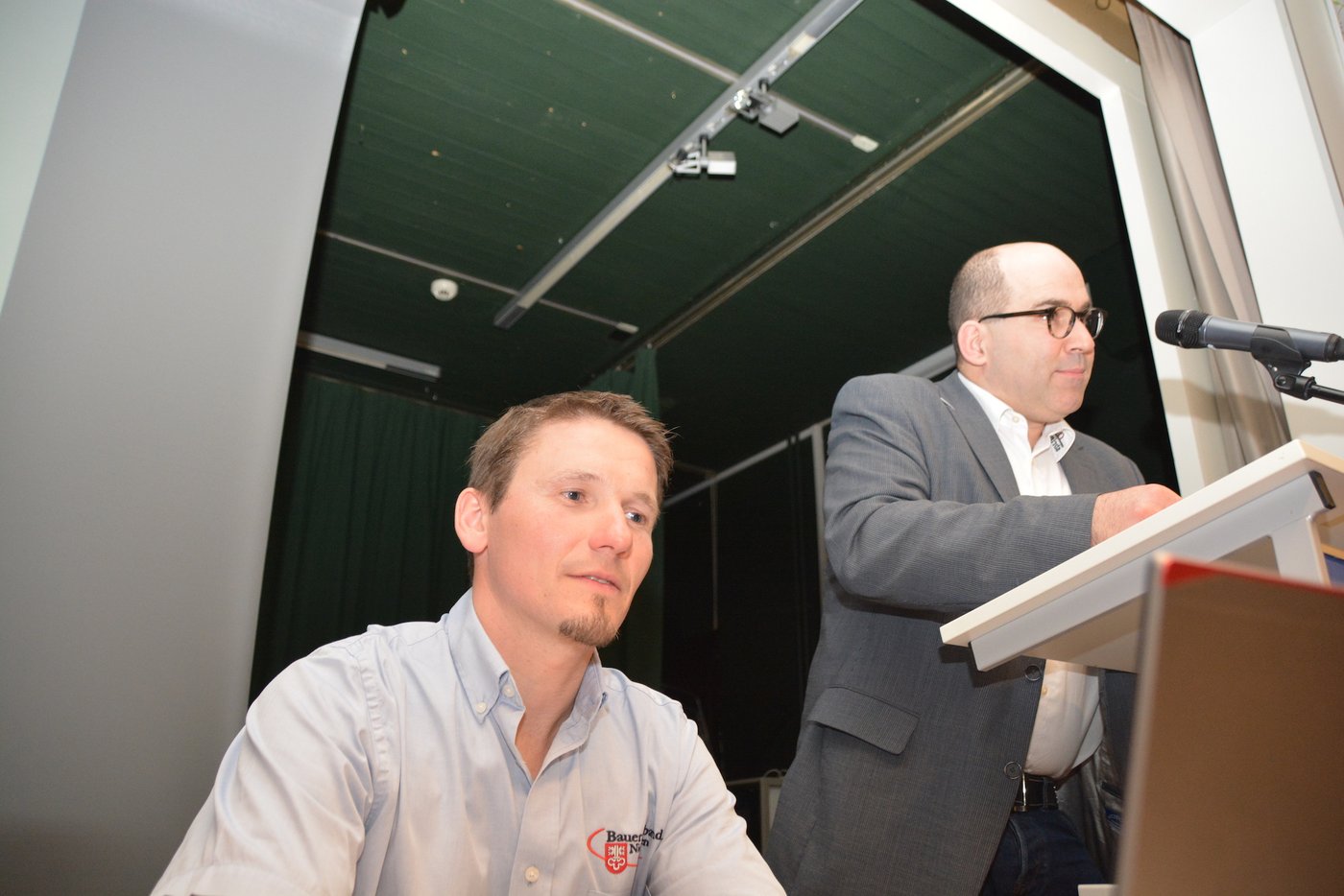 Hans Aschwanden, Präsident Fromarte (r.) äusserte in seinem Referat eine andere Sicht zur Agrarpolitik. Aufmerksam hört Hansueli Keiser, Präsident des Nidwaldner Bauernverbands zu. 